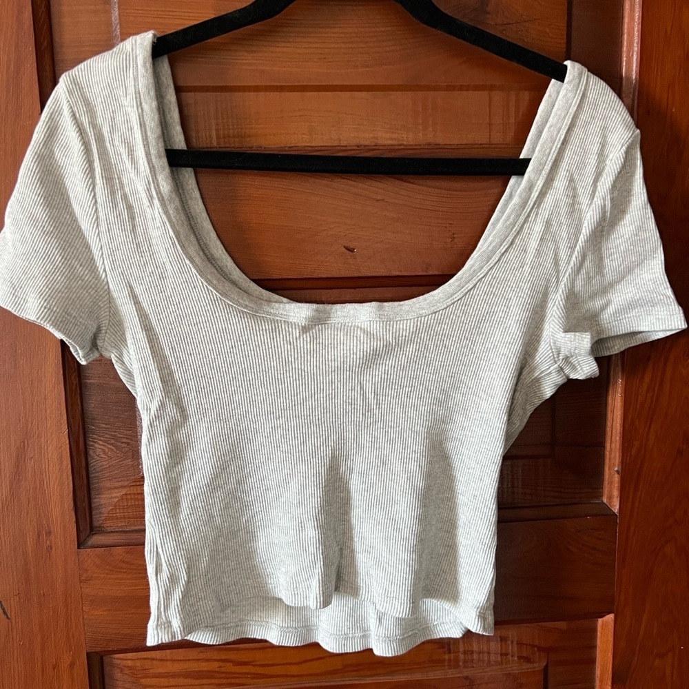 Shrunken short sleeve scoop neck t-shirt